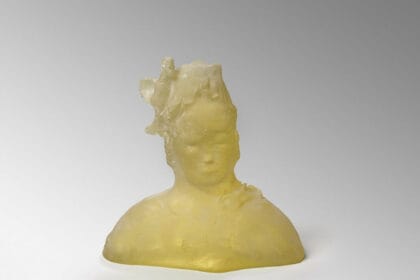 Leiko Ikemura, Yellow Figure with Hummingbird, 2020, cast glass, 34 x 33 x 13 cm, Courtesy the artist