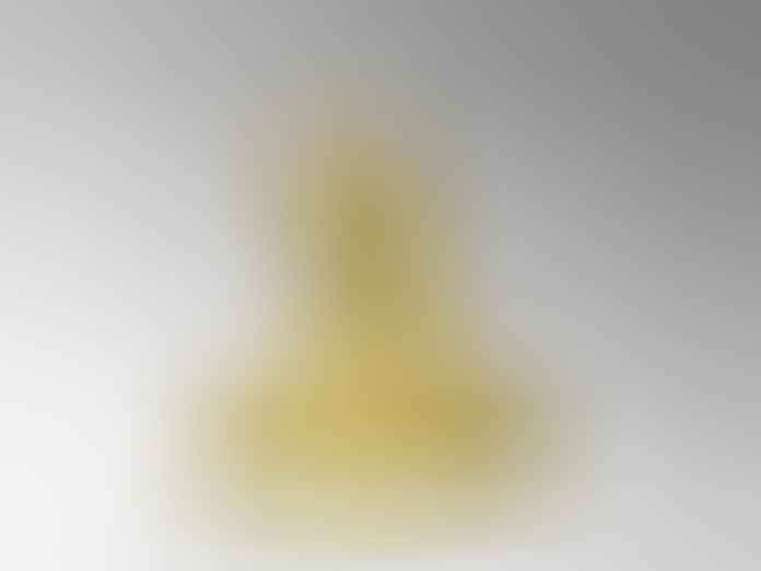 Leiko Ikemura, Yellow Figure with Hummingbird, 2020, cast glass, 34 x 33 x 13 cm, Courtesy the artist