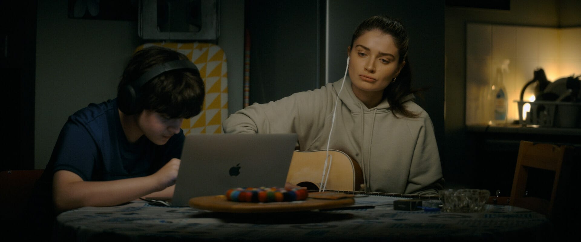 «Flora y su hijo Max’ (2023) | Película en Apple TV+. Crítica: Nos seduce con todas sus imperfecciones y sencillez