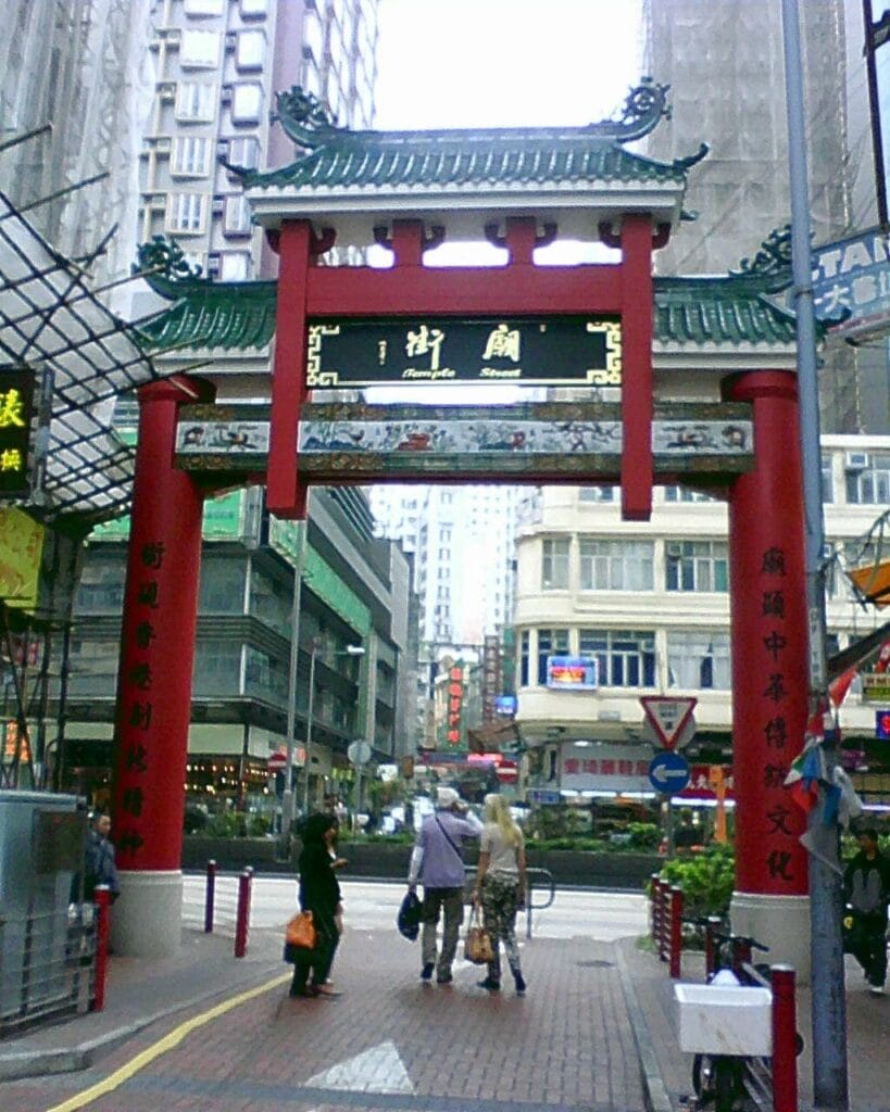 香港庙街的大门。