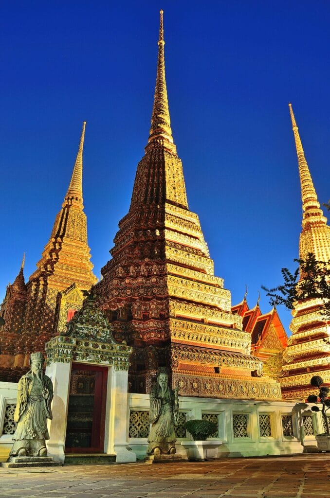 Phra Maha Chedi Si Ratchakan寺