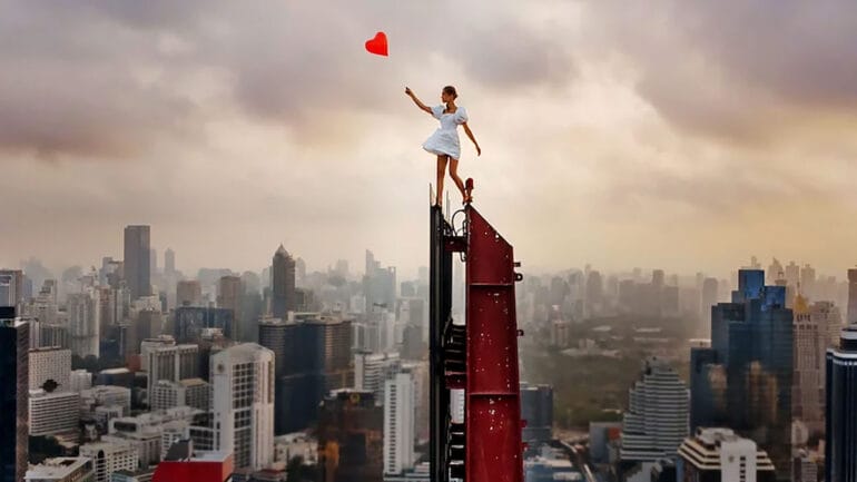 「スカイウォーカーズ: ある愛の物語」- 高層ビルを舞台に描かれるリスク、愛情、そして信頼